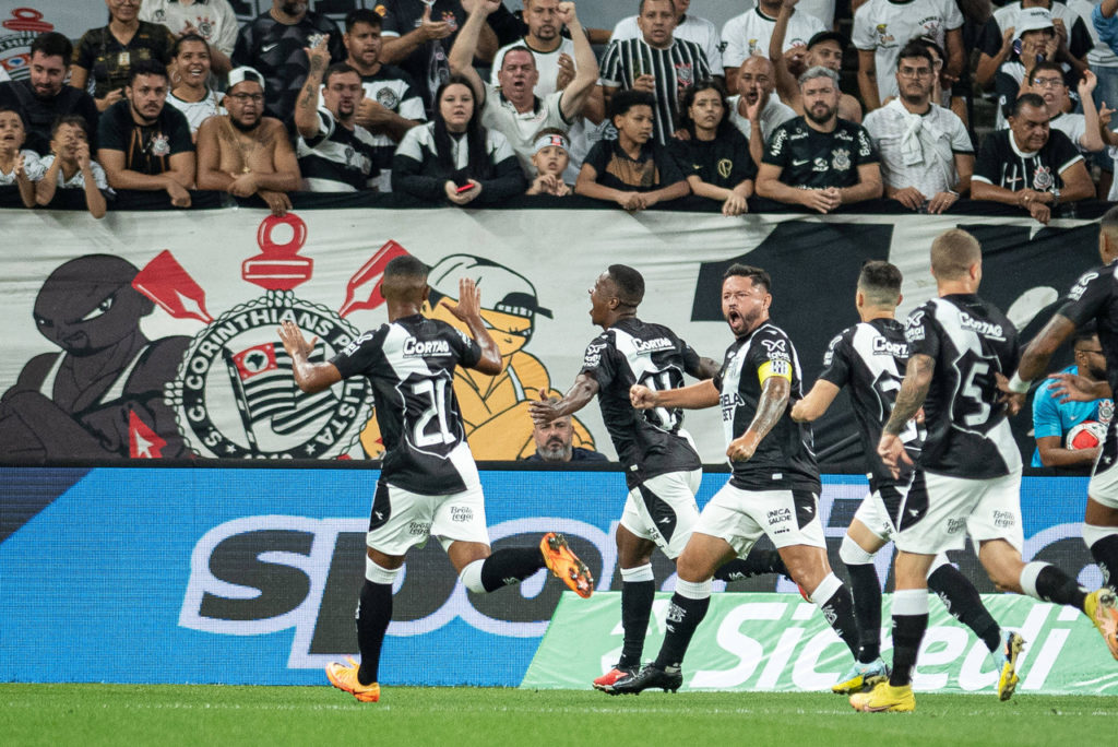 Jogadores da Ponte Preta comemoram o gol marcado contra o Corinthians no Paulistão.