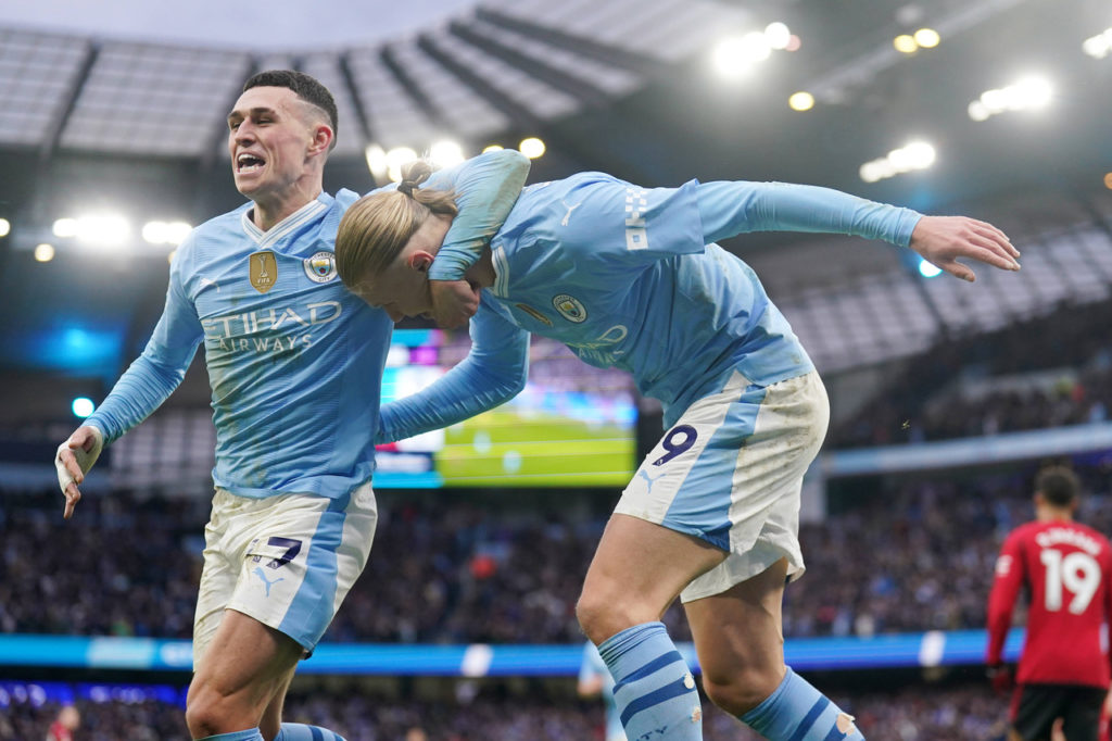 Phil Foden e Haaland, do Manchester City, comemoram um dos gols do time na partida contra o Manchester United.