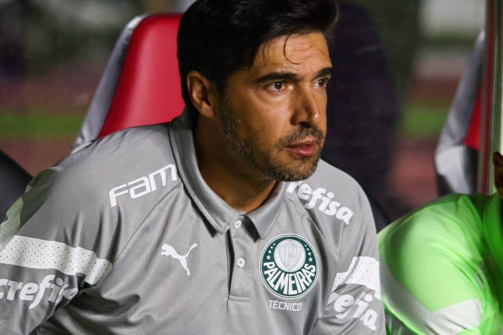 Treinador do Palmeiras Abel Ferreira no banco de reservas