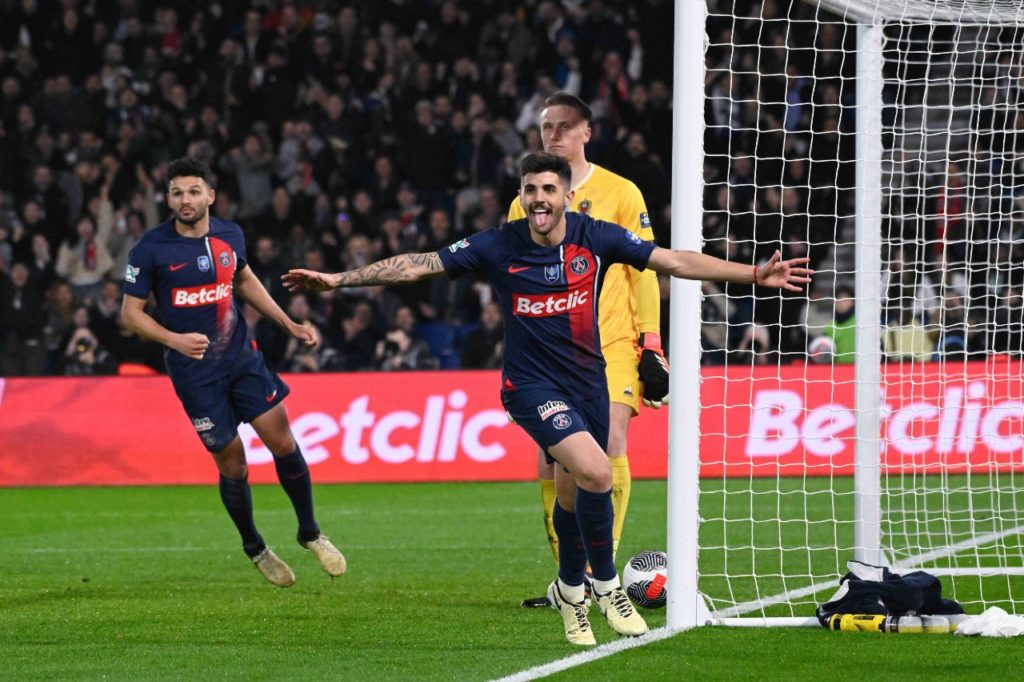 Zagueiro Beraldo comemorando gol pelo PSG na vitória em cima do Nice na Copa da França