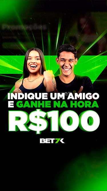 Imagem gráfica em tons de preto, branco e verde de mulher e homem sorrindo lado a lado, com expressões de comemoração. Em forma de texto, pode-se ler os detalhes da promoção "Indique um amigo e ganhe na hora R$100".