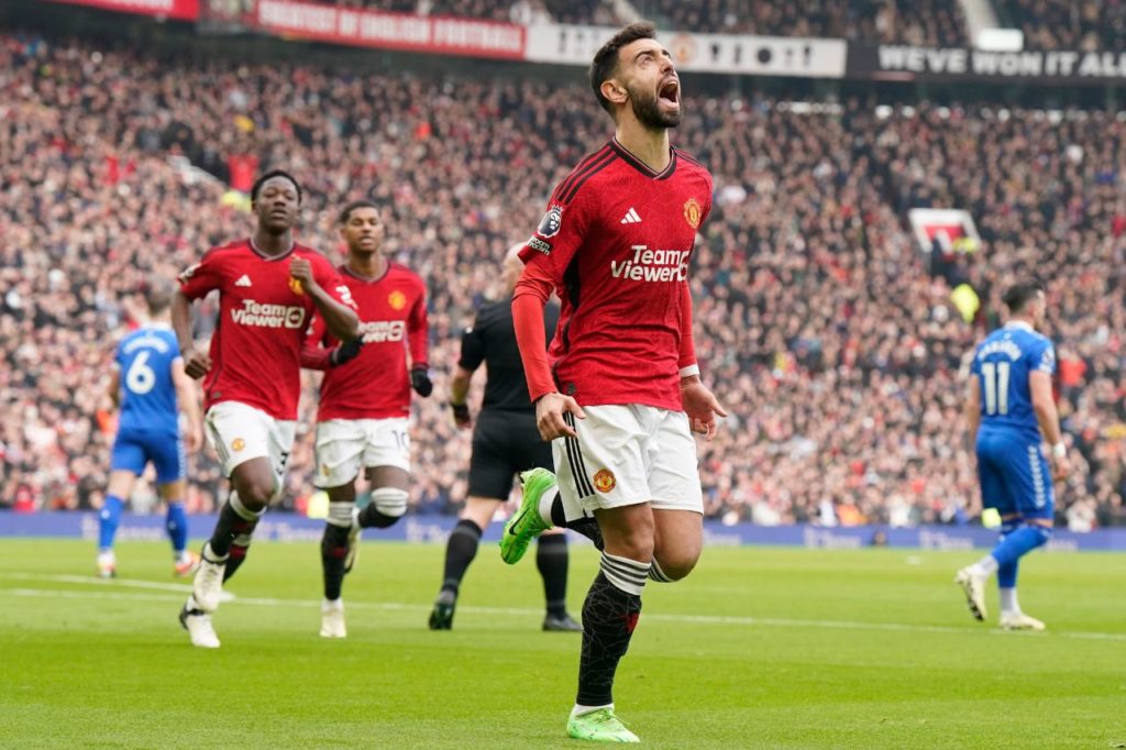 Meia Bruno Fernandes comemorando gol do Manchester United na vitória em cima do Everton pelo Campeonato Inglês