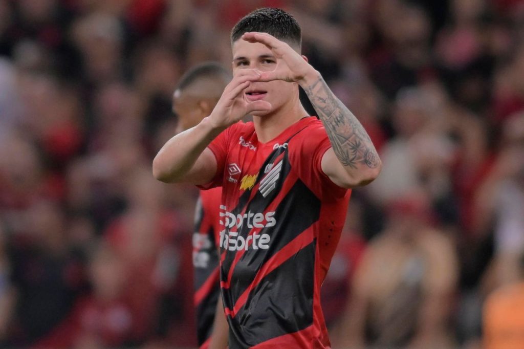 Bruno Zapelli comemorando o gol da vitória do Athletico-PR