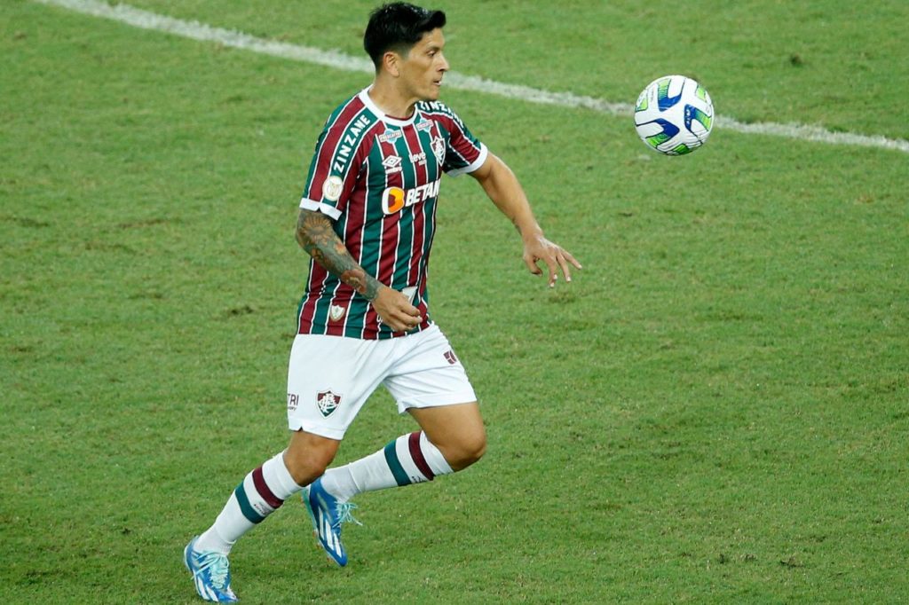 Atacante Cano em ação pelo Fluminense