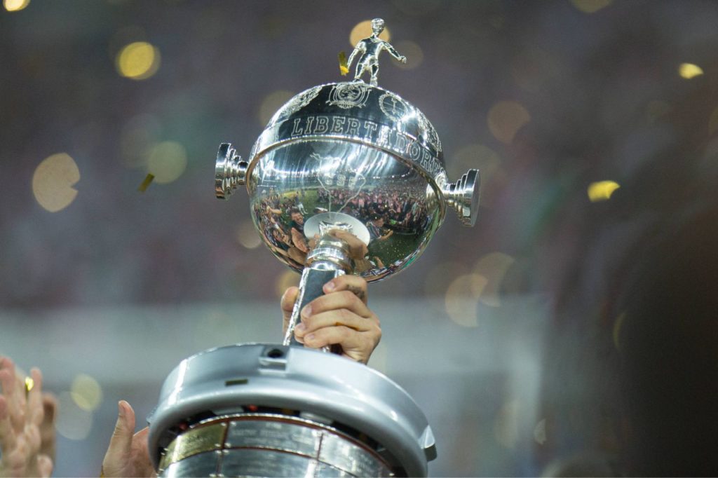 Troféu da Copa Libertadores sendo erguido pelo campeão