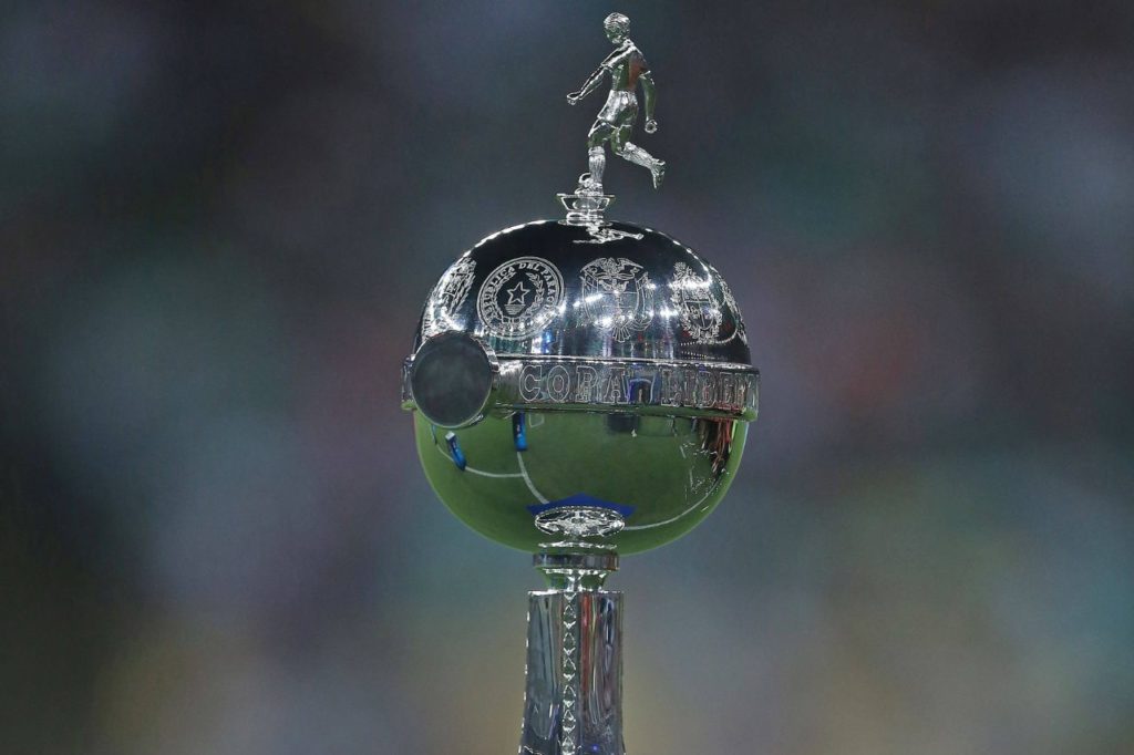 Taça Libertadores em detalhe sendo exibida no campo durante a final no Maracanã