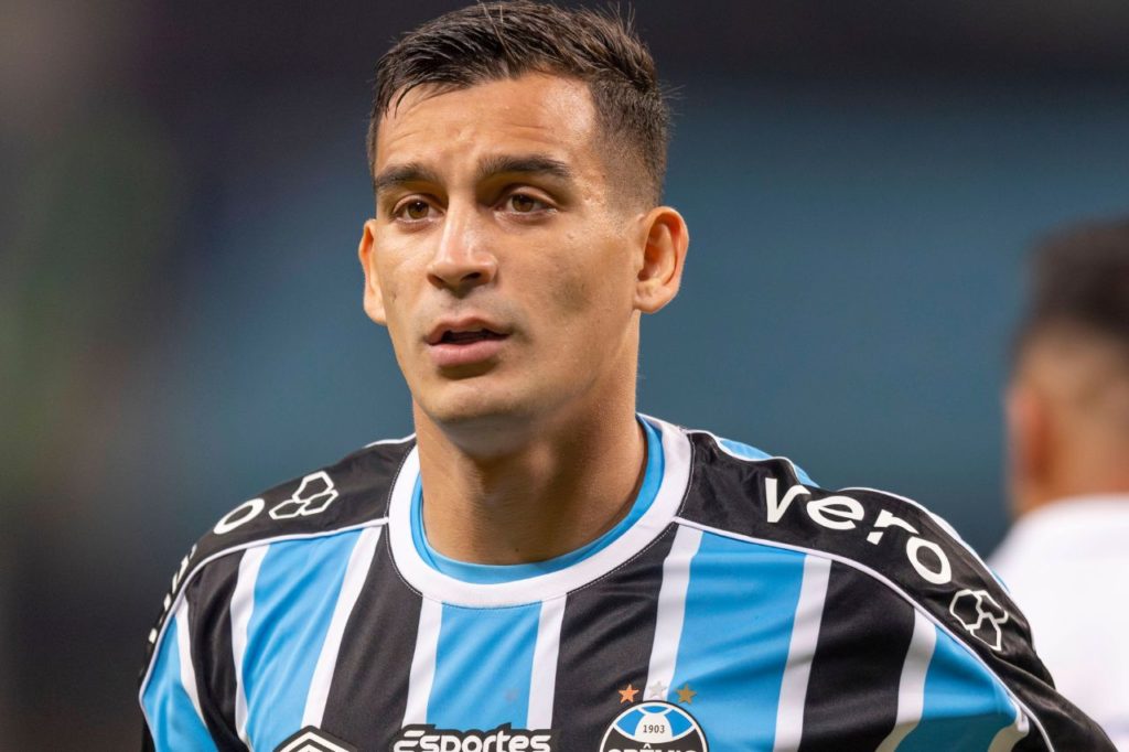 Meia Cristaldo em jogo do Grêmio