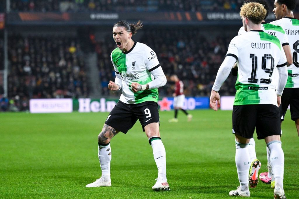 Darwin Núñez comemora gol pelo Liverpool em jogo da Europa League