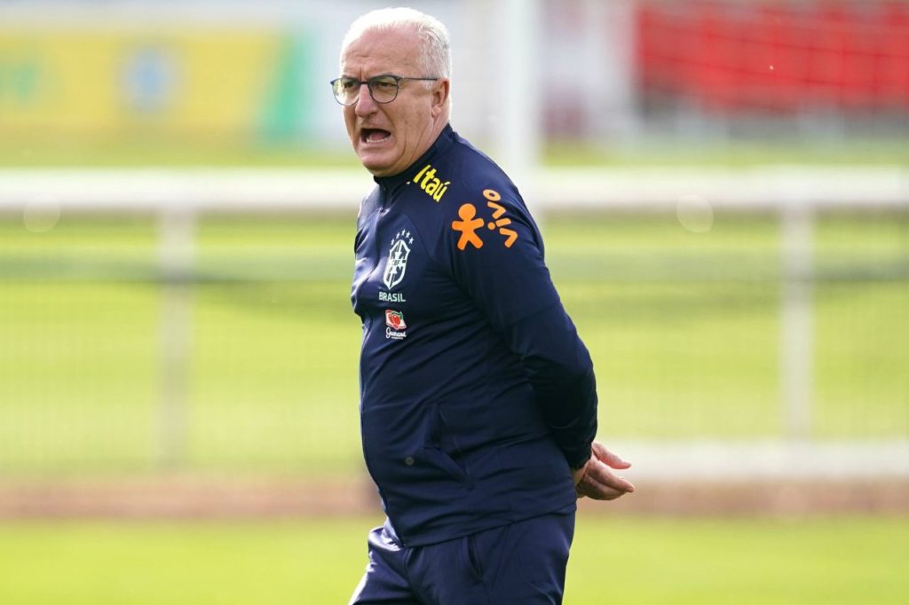 Técnico Dorival Júnior tem desfalque em treino do Brasil em Londres