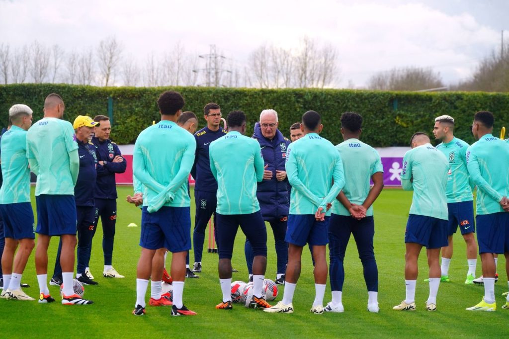 Técnico Dorival Júnior comanda treino do Brasil com grupo completo no CT do Arsenal