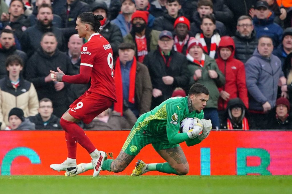 Goleiro Ederson sofre lesão em jogo do Manchester City na Premier League