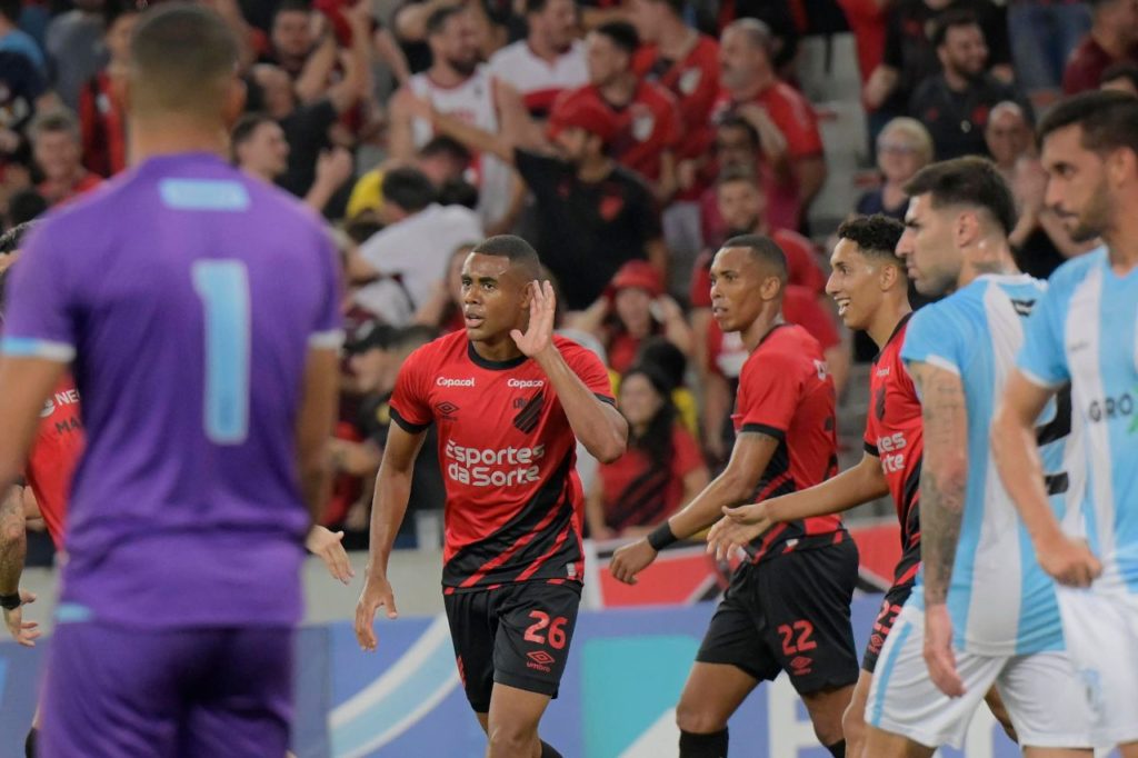 Erick comemora gol do Athletico-PR em cima do Londrina na Arena da Baixada