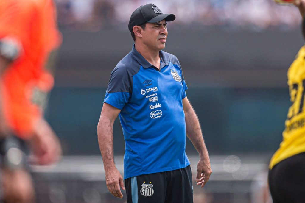 Técnico Fábio Carille no comando do Santos no Paulistão