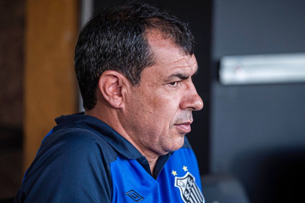 Técnico Fábio Carille comanda o Santos no Paulistão