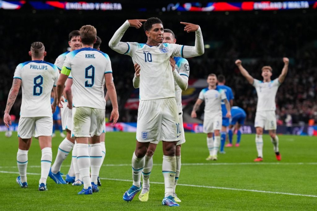 Meia Jude Bellingham comemora gol pela seleção da Inglaterra