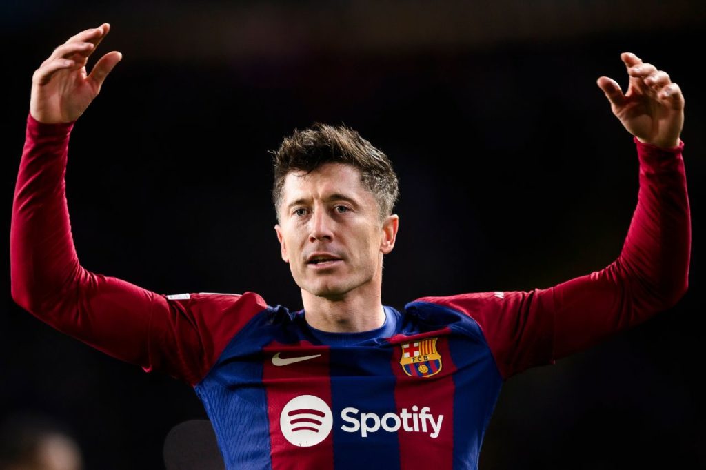 Lewandowski comemorando com a torcida na vitória do Barcelona