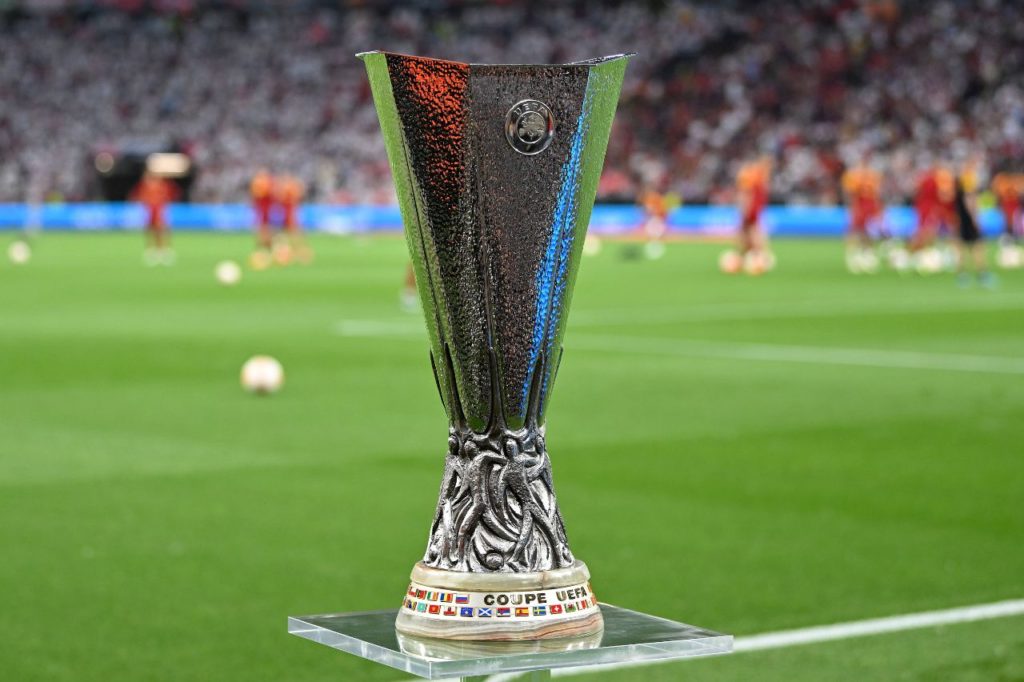 Taça da Europa League sendo exibido no campo