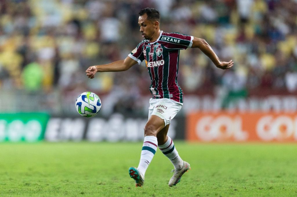 Volante Lima em ação pelo Fluminense