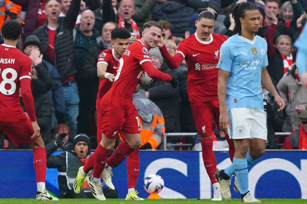 Mac Allister comemora gol do Liverpool no empate em 1 a 1 com o Manchester City pelo Campeonato Inglês