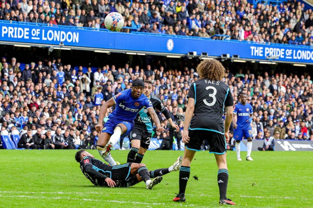 Madueke marca o quarto gol do Chelsea na vitória sobre o Leicester pela FA Cup