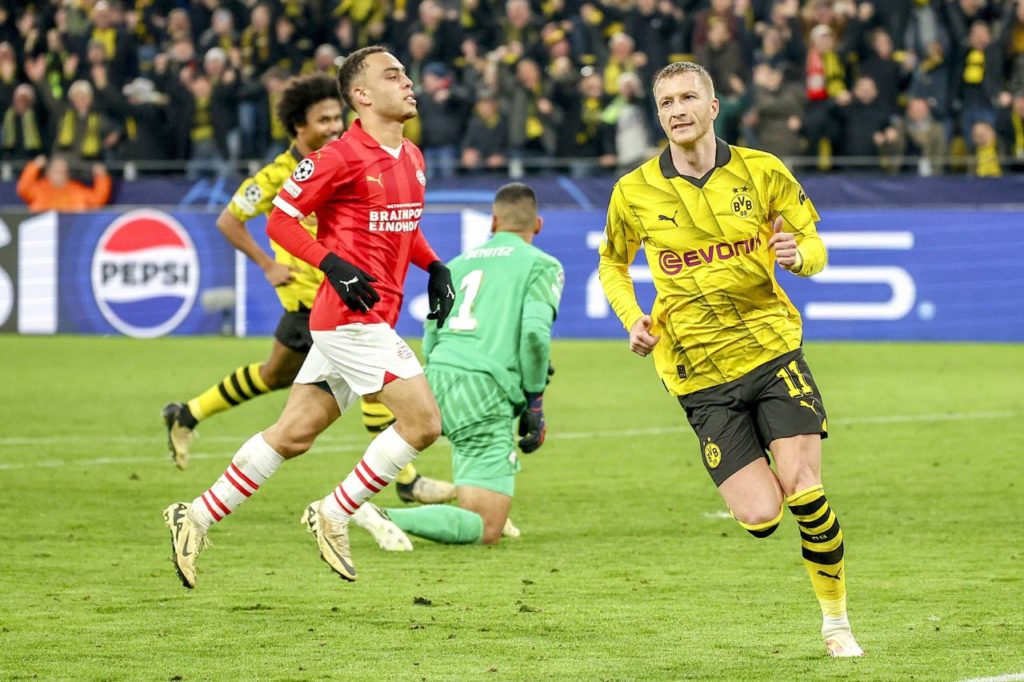 Reus comemorando o segundo gol do Dortmund na vitória sobre o PSV pela Liga dos Campeões