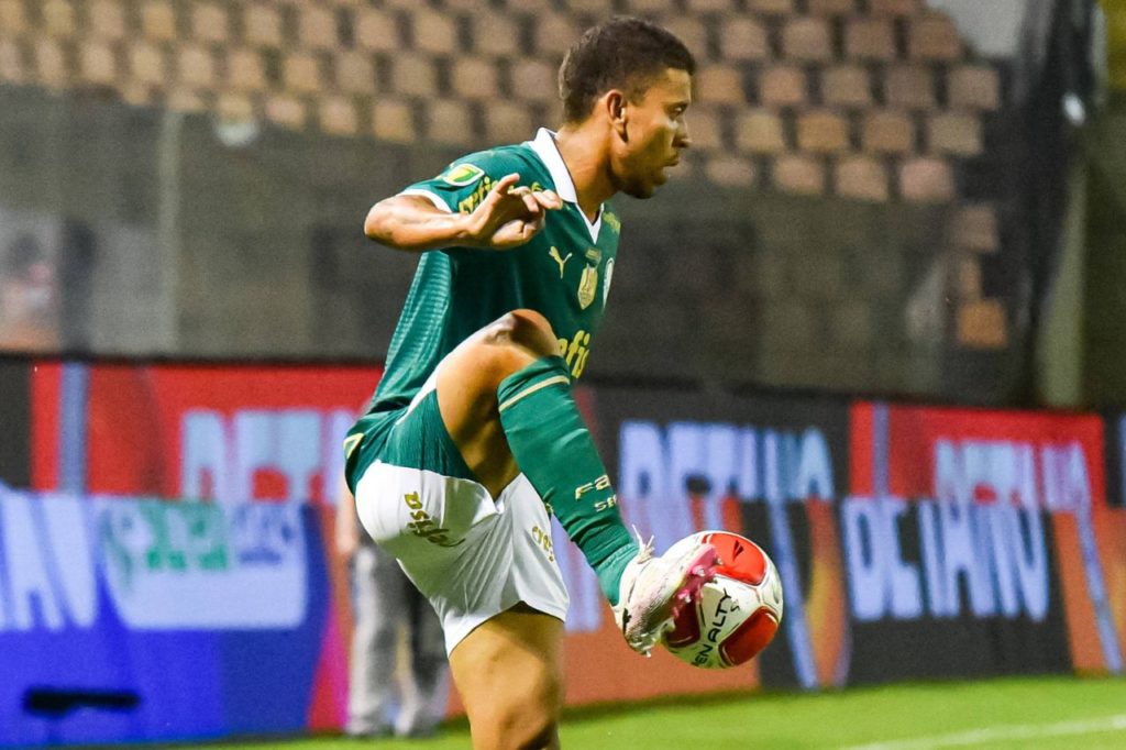 Lateral Marcos Rocha em ação pelo Palmeiras