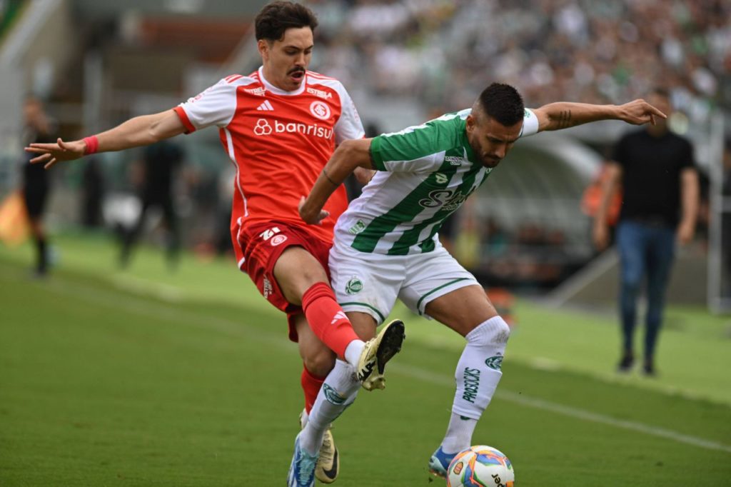 Meia Mauricio jogando pelo Internacional na semifinal do Gauchão contra o juventude