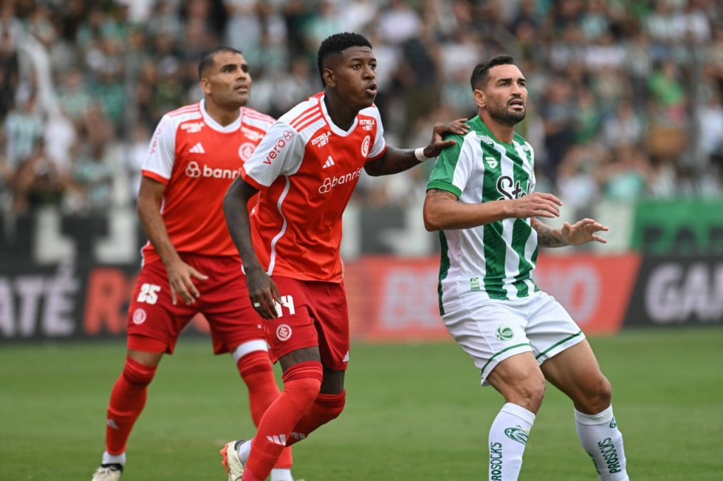 Vitão e Mercado marcando Gilberto no empate entre Juventude e Inter pela semifinal do Campeonato Gaúcho