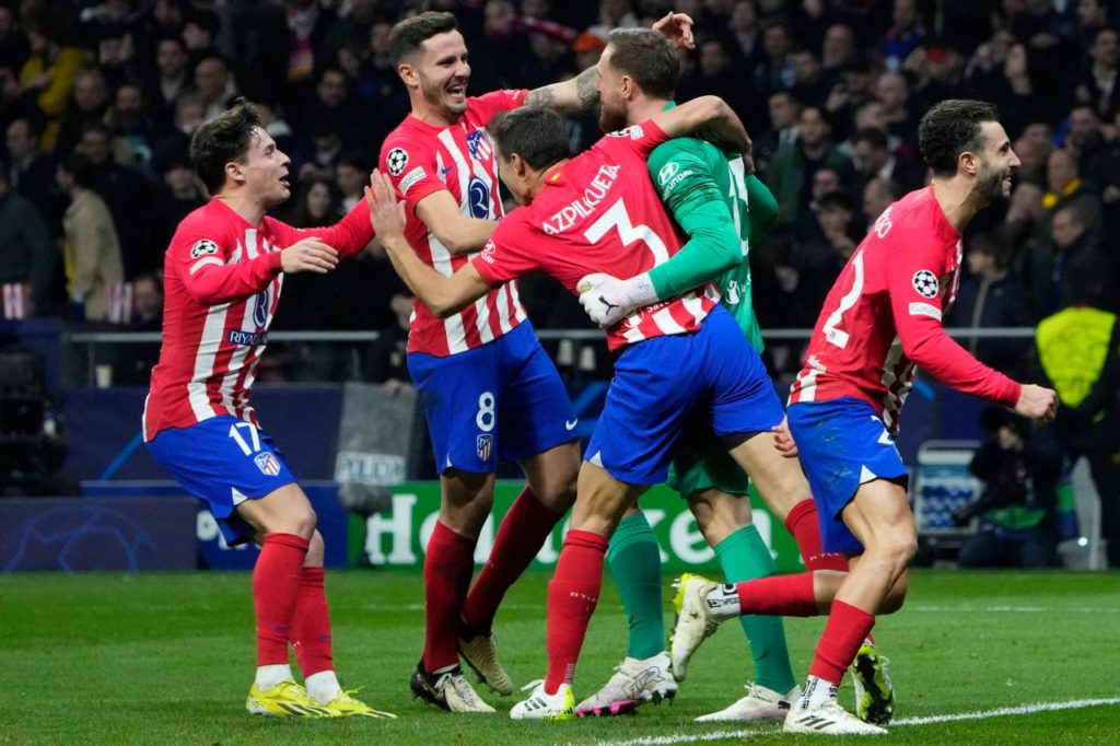 Goleiro Oblak comemorando a vitória do Atlético de Madrid sobre a Internazionale nas oitavas de final da Liga dos Campeões