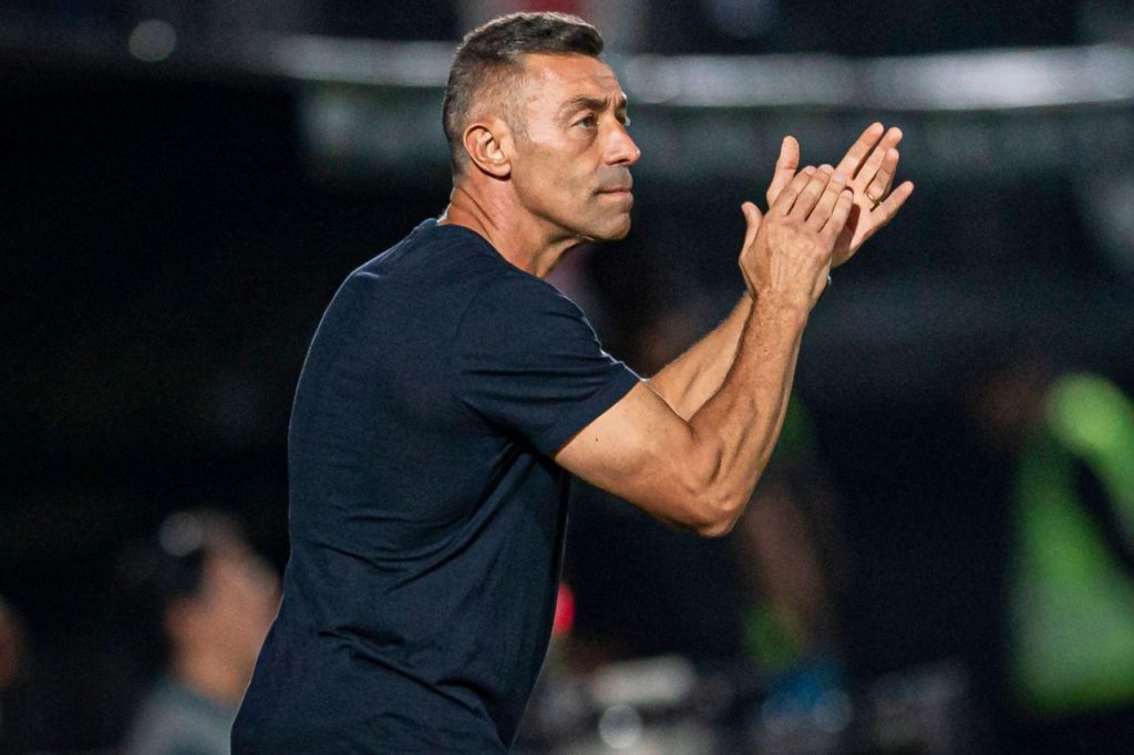 Técnico Pedro Caixinha no comando do Red Bull Bragantino no Paulistão