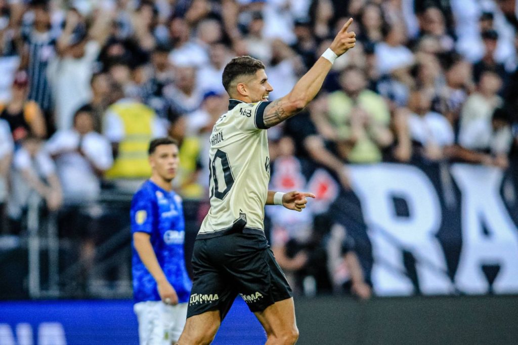 Centroavante Pedro Raul em jogo do Corinthians