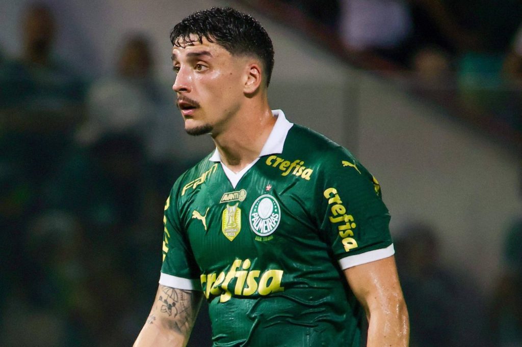 Lateral-esquerdo uruguaio Piquerez em jogo do Palmeiras