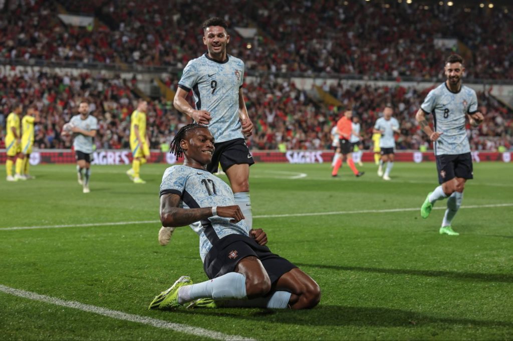 Centroavante Rafael Leão comemorando gol por Portugal no amistoso contra a Suécia