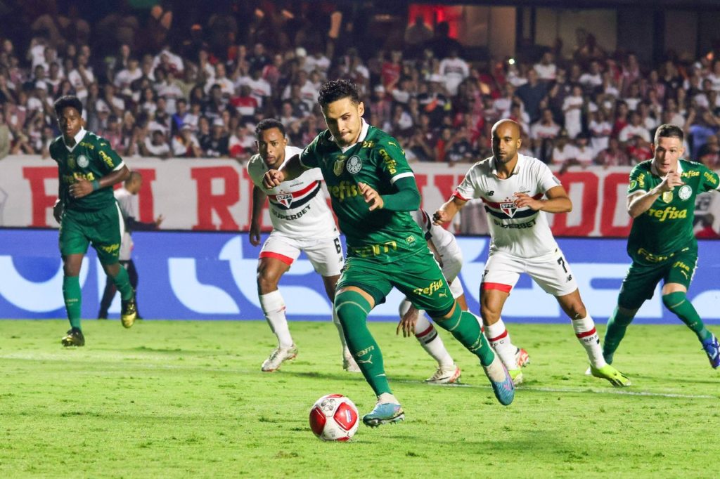 Meia Raphel Veiga batendo pênalti e marcando o gol de empate do Palmeiras contra o São Paulo no Paulistão