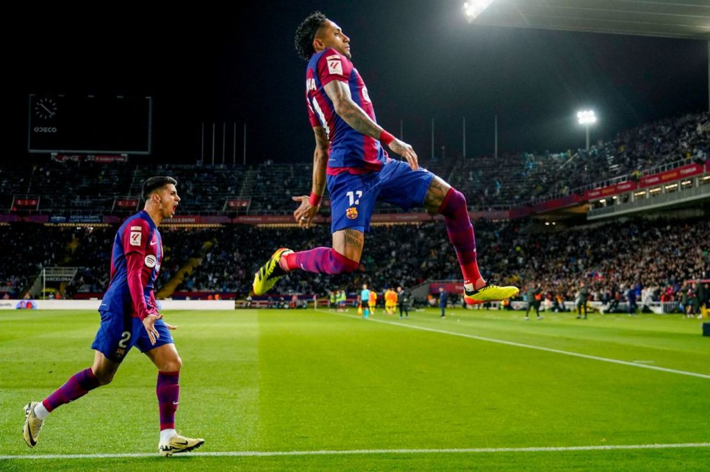 Atacante Raphinha comemorando o gol da vitória do Barcelona sobre o Las Palmas pela LaLiga