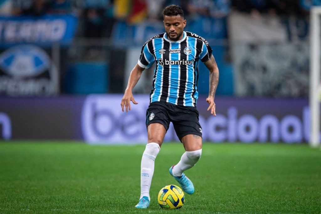 Lateral-esquerdo Reinaldo em ação pelo Grêmio