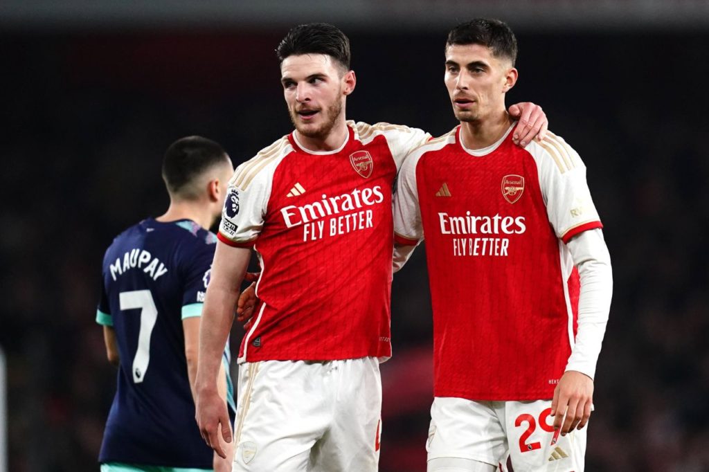 Declan Rice e Kai Havertz em jogo do Arsenal contra o Brentford na Premier League