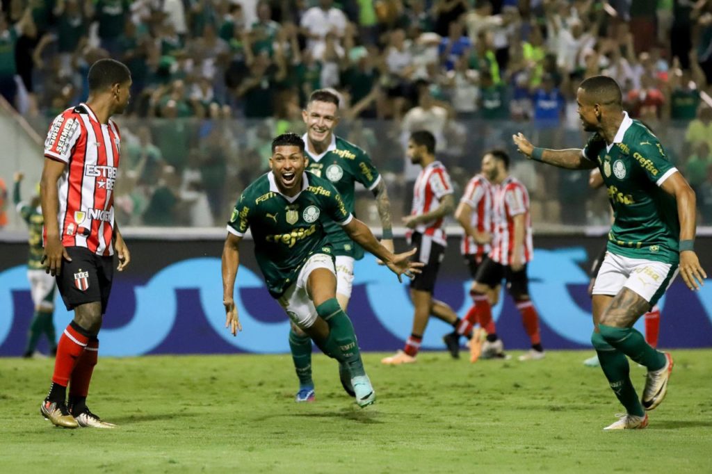 Atacante Rony comemora gol da vitória do Palmeiras sobre o Botafogo-SP na Arena Barueri