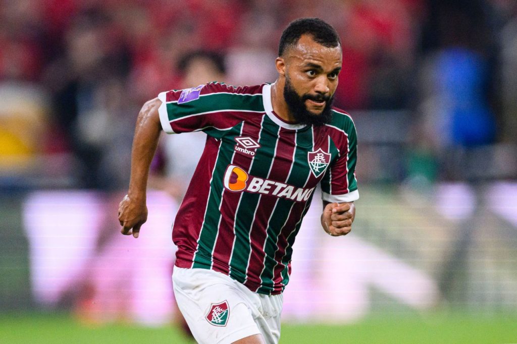 Lateral Samuel Xavier em ação pelo Fluminense