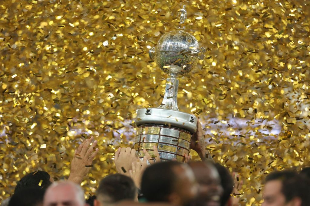 Troféu da Conmebol Libertadores sendo erguido no campo