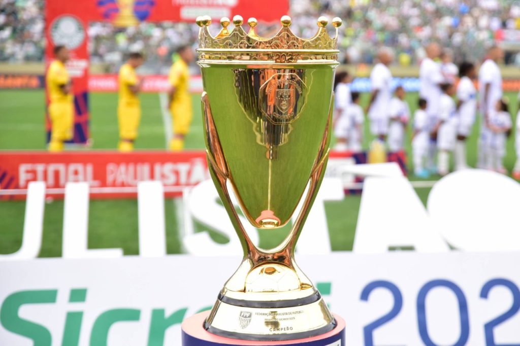 Troféu do Paulistão sendo exibido no campo na final do ano passado