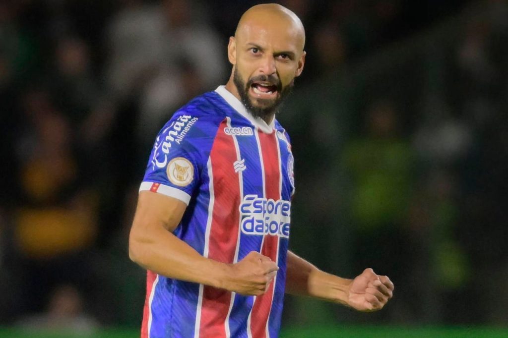 Centroavante Thaciano comemorando em jogo do Bahia