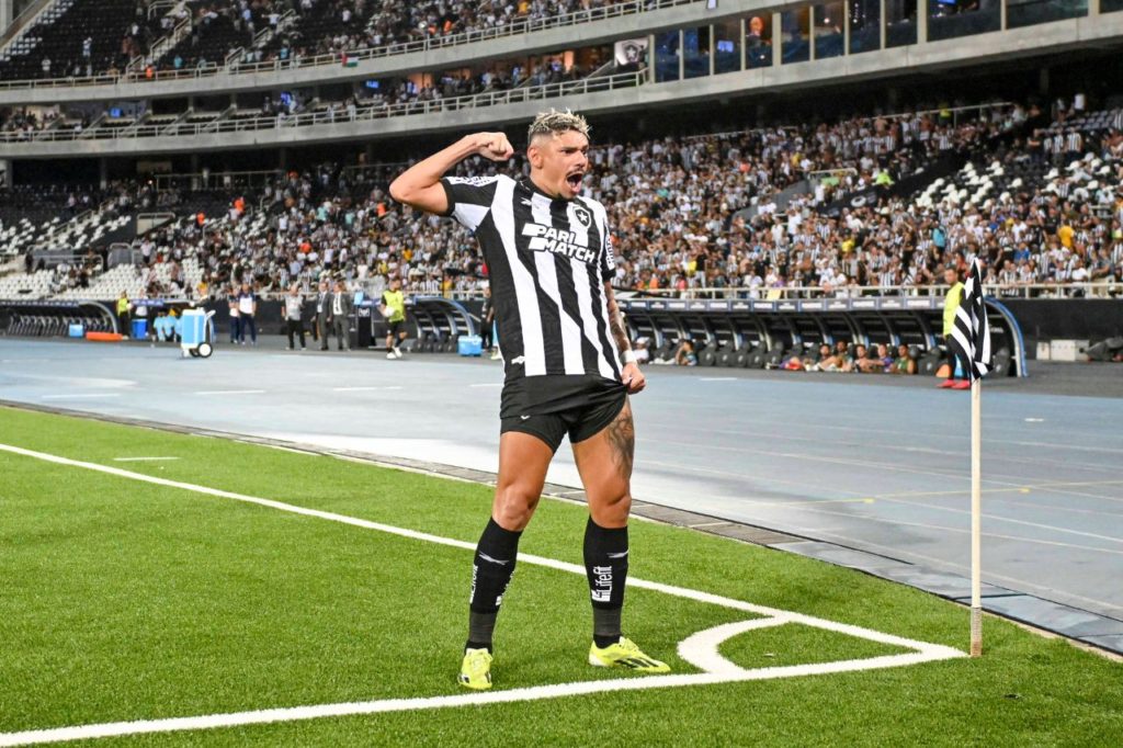 Atacante Tiquinho Soares em jogo do Botafogo