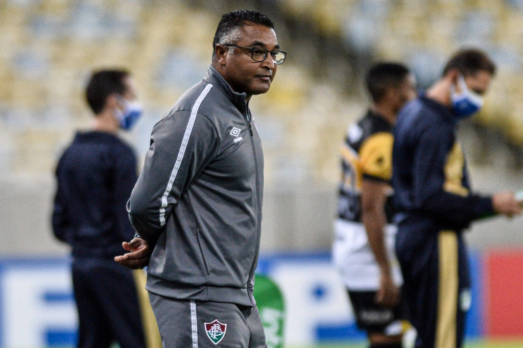 Roger Machado, do Juventude, olha o campo de jogo quando ainda vestia as cores do Fluminense.