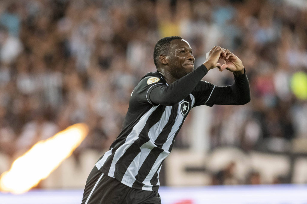 Patrick de Paula, do Botafogo, comemora um gol pelo clube em um jogo do Brasileirão.