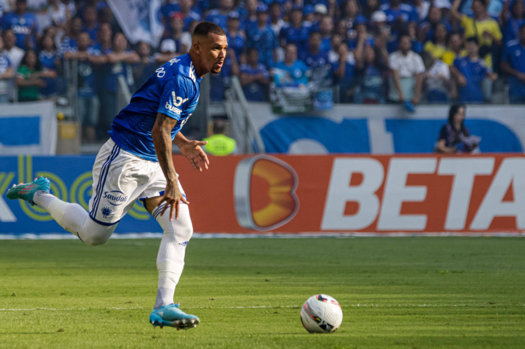 Zé Ivaldo, do Cruzeiro, conduz a bola em uma partida pelo clube.