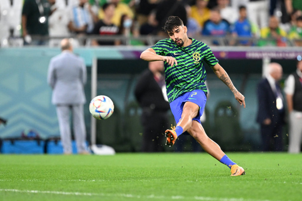 Lucas Paquetá, do Brasil, aquece antes de jogar uma partida pela Seleção Brasileira.
