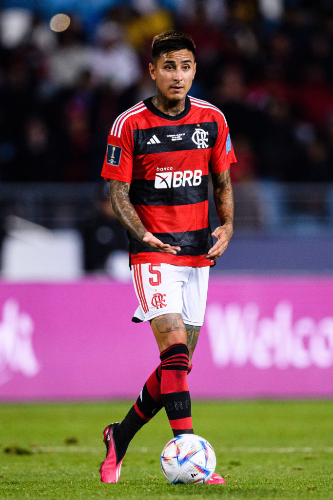 Erick Pulgar, do Flamengo, conduz a bola durante um jogo do time no Mundial de Clubes de 2023.