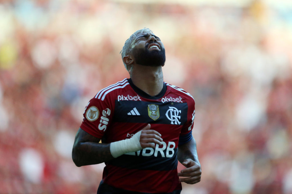 Gabriel, do Flamengo, lamenta uma chance perdida em uma das partidas do time na temporada passada.