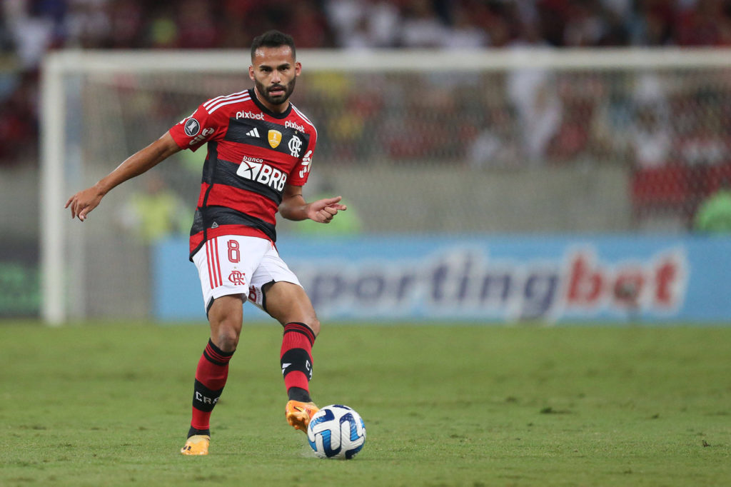 Thiago Maia, do Flamengo, toca a bola em uma partida contra o Grêmio na temporada passada.